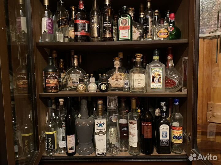 Коллекция пустых бутылок от вина, коньяка и др