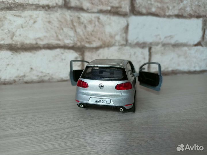 Модель Volkswagen Golf GTI машинка