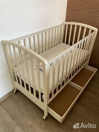 Детская кроватка с матрасом