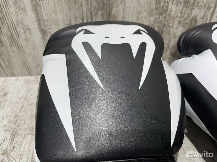 Боксерские перчатки Venum