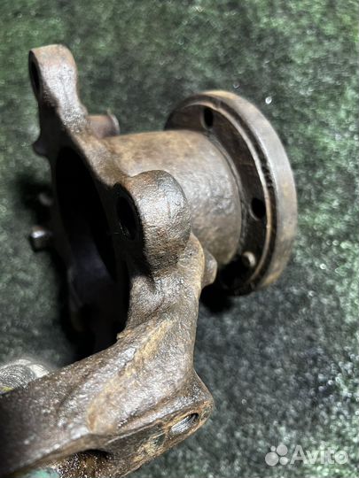 Поворотный кулак передний правый VW Transporter T4