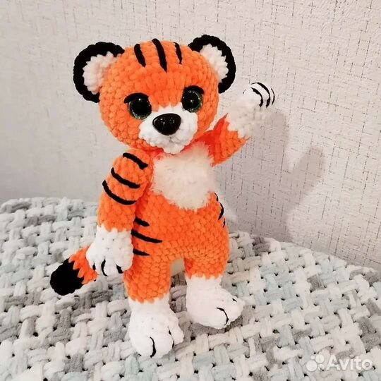 Вязаные игрушки тигр и енот