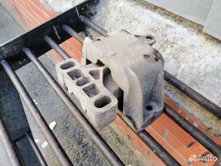 Опора двигателя правая Volkswagen