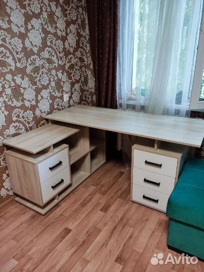 Угловой компьютерный стол