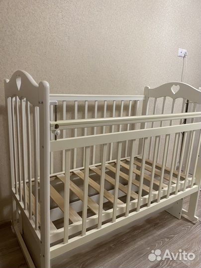 Детская кроватка с универсальным маятником