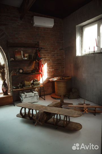 Деревянный самолет для фотосессии праздника