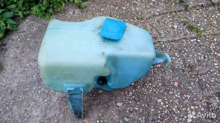 Бачок омывателя passat b4