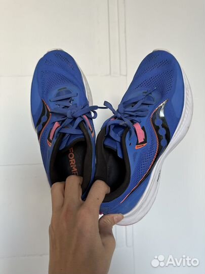 Беговые кроссовки женские 38