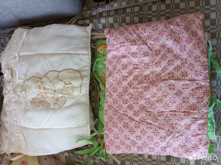 Два комплекта бортиков в кроватку