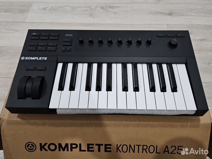 Мидиклавиатура Komplete kontrol A25