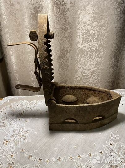 Старинный утюг на углях