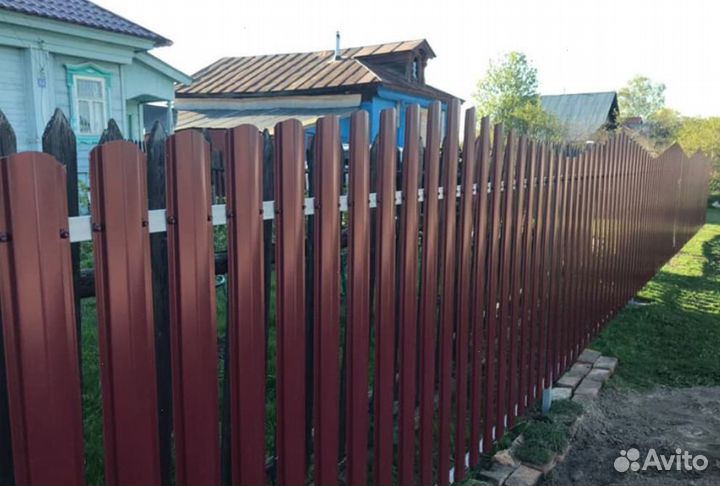 Забор из евроштакетника с металлическими столбами