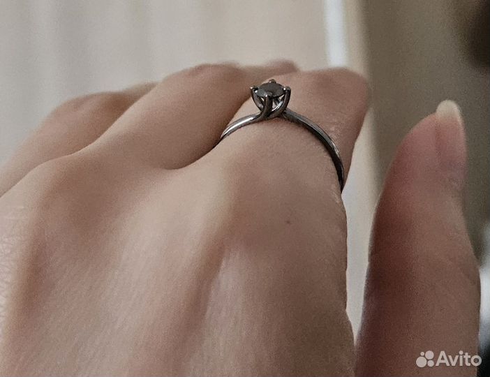 Кольцо белое золото с черным бриллиантом