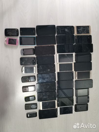 42 телефона на запчасти