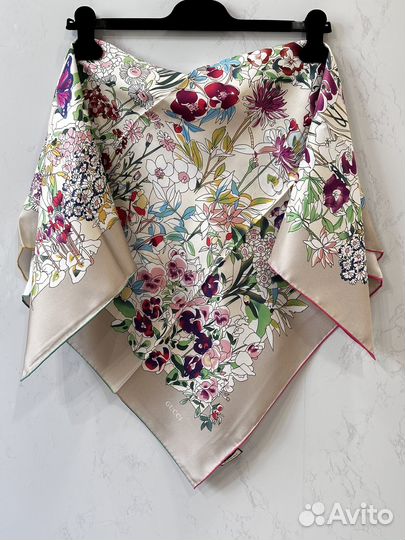 Шелковый платок Gucci бежевый