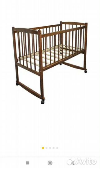 Детская деревянная кроватка с маятником и матрасом