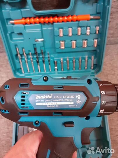 Шуруповерт Makita 21V с набором бит