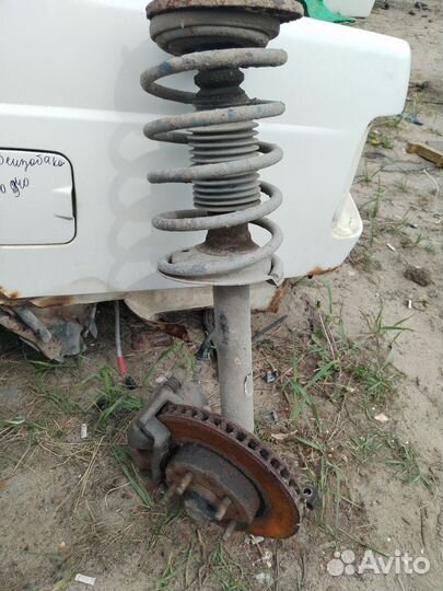 Стойки передние в сборе на Volvo 940