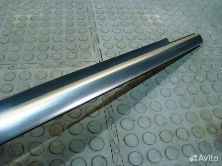 VW Tiguan 1 Накладка стекла переднего левого