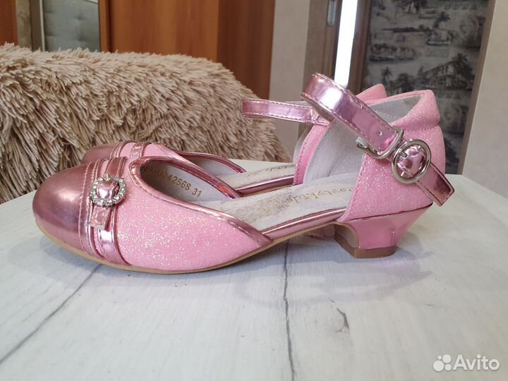 Детские туфли на каблуке
