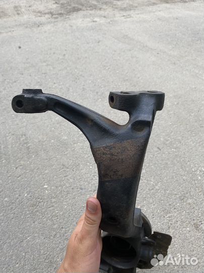 Кулак поворотный передний левый Volkswagen Passat