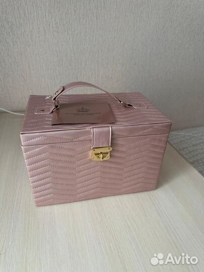 Чемодан с бьюти кейсом