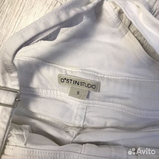 Женские джинсовые шорты с футболкой и повязкой