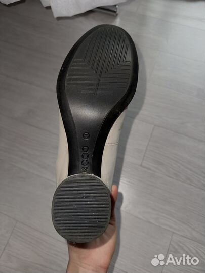 Классические женские туфли 38 размера ессо