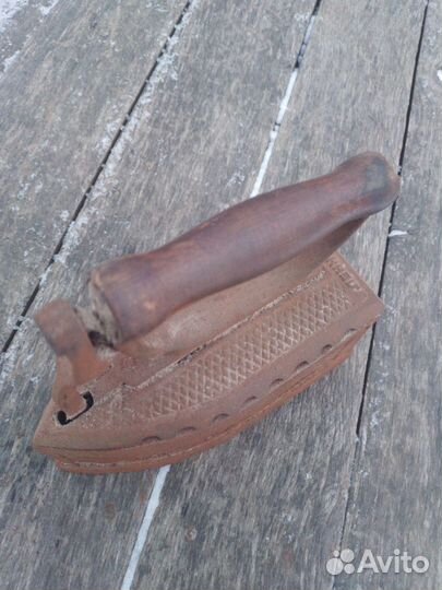 Старинный угольный утюг