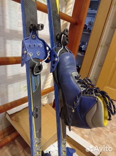 Лыжные ботинки и лыжи