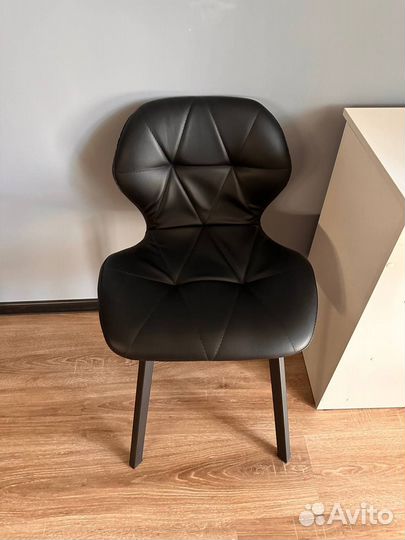 Стол для маникюра и стулья