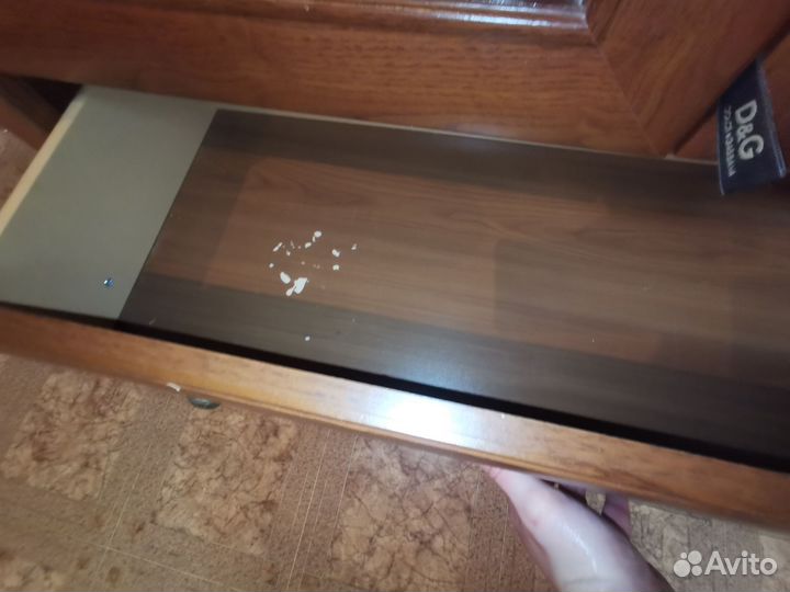 Шкаф с прозрачными дверцами