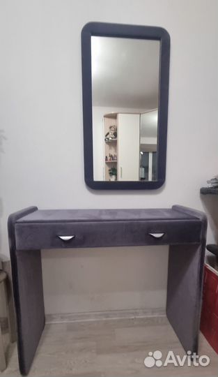Туалетный столик с зеркалом
