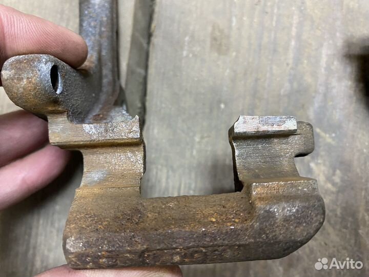 Скобы переднего суппорта Passat B5,B5+ VAG 288 mm