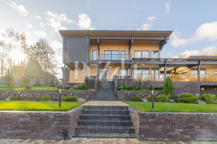 Дом 435 м² на участке 21 сот.