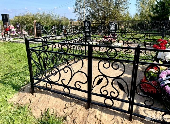 Оградки на кладбище, лавочки, столики, кресты