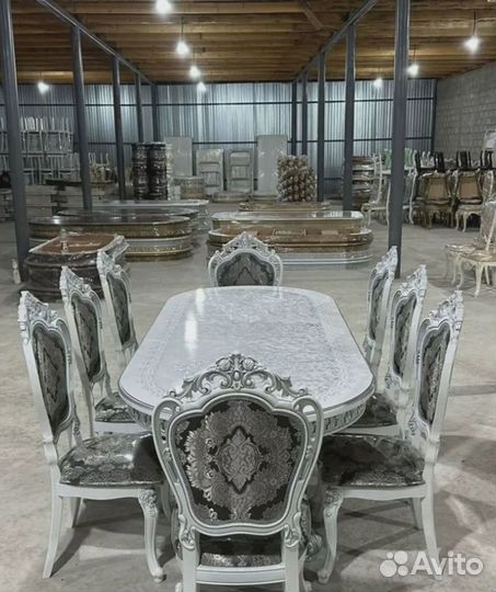 Кухонный стол и стулья в комплекте