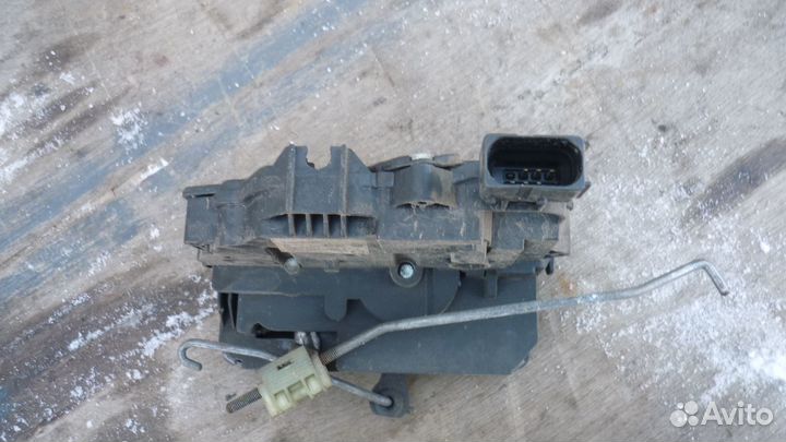 Замок двери передней левой Opel Corsa D Опель Корс