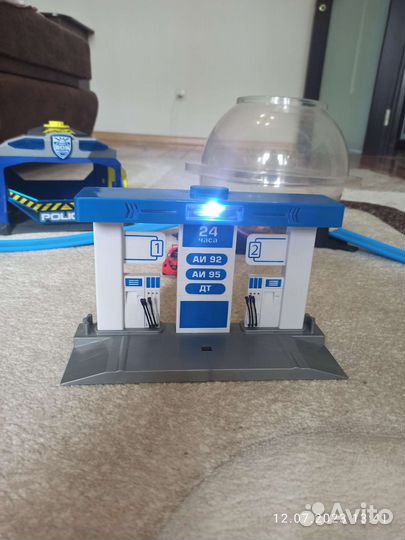 Игрушки для мальчика: заправка,полицейский участок