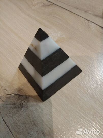 Пирамида ч/б