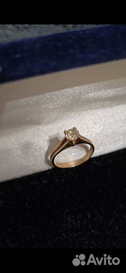 Кольцо с бриллиантом