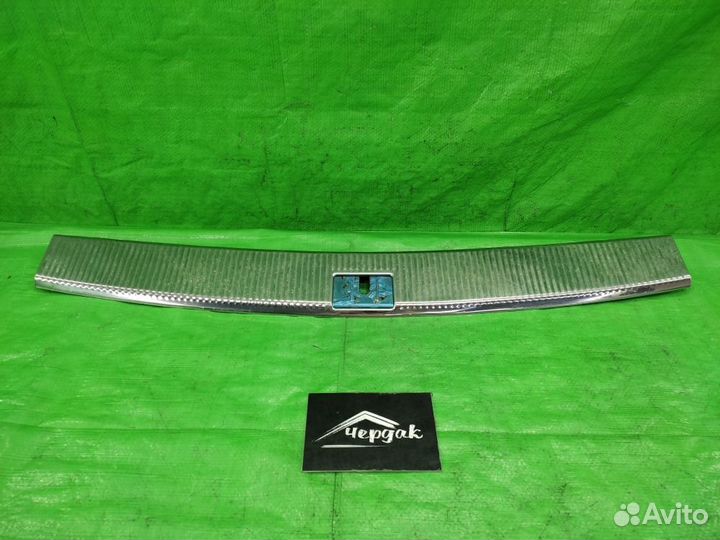 Накладка на замок багажника зад. Volkswagen Touare