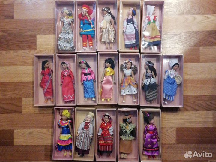 Продам коллекционные национальные фарфоровые куклы
