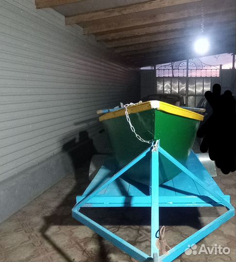 Лодка с веслами и мотором