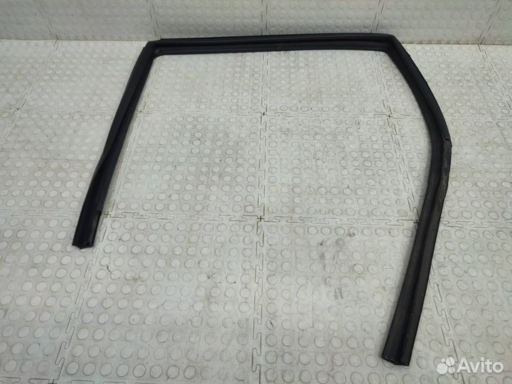 Уплотнитель стекла двери задний левый Лада Гранта
