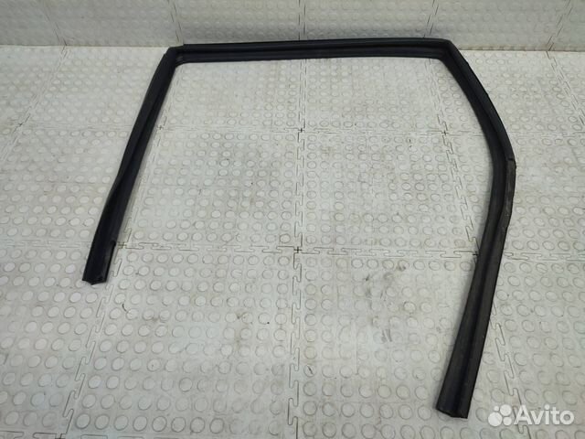 Уплотнитель стекла двери задний левый Лада Гранта
