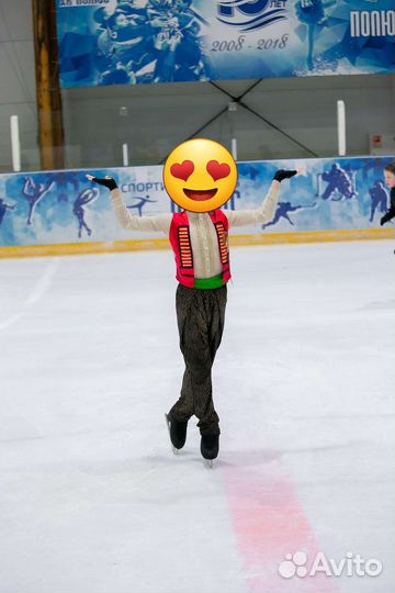 Костюм для выступлений по фигурному катанию