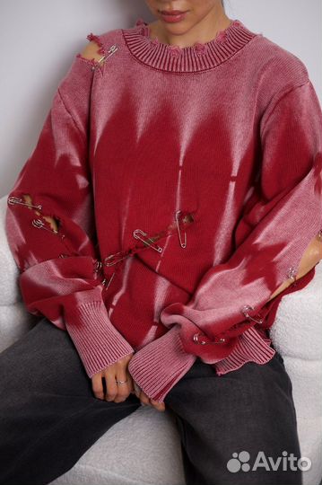 Свитер с булавками