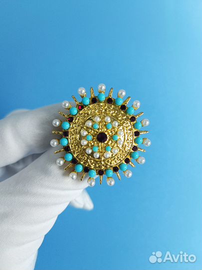 Брошь в этническом стиле золотая с жемчужинами