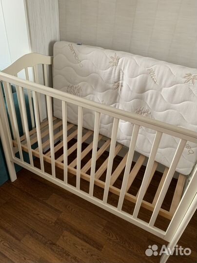 Детская кроватка с универсальным маятником